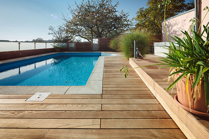 Terasse mit Pool und Holzboden.